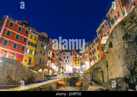 Riomaggiore ist eines der fünf Dörfer entlang der Cinque Terre in Italien Stockfoto