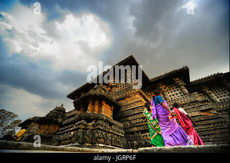 Indische Besucher Hoysaleswara Tempel, Dorasamudra, Karnataka, Indien Stockfoto