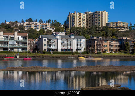 Wohnungen oder Eigentumswohnungen entlang des Baches Larkspur, Rittersporn, CA, USA Stockfoto