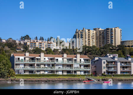 Wohnungen oder Eigentumswohnungen entlang des Baches Larkspur, Rittersporn, CA, USA Stockfoto