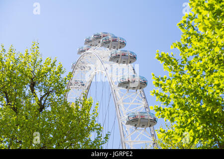 Das London Eye in Southbank, London an einem klaren Frühlingstag. Stockfoto