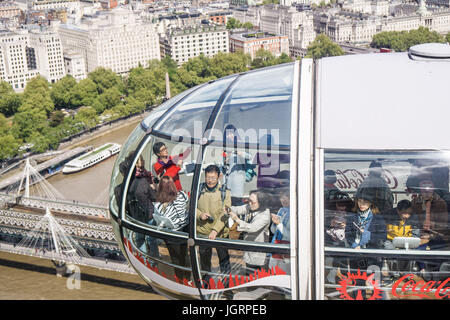 Chinesische Touristen genießen das London Eye in Großbritannien Stockfoto