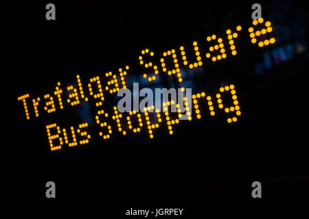 Ein Zeichen in einem Londoner Bus Haltestelle Trafalgar Sq, London Stockfoto