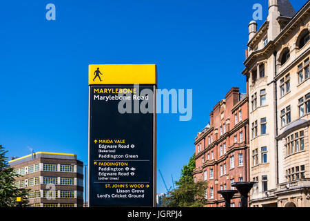 Zu Fuß Richtung Schild an der Marylebone Road, City of Westminster, London, England, Vereinigtes Königreich Stockfoto