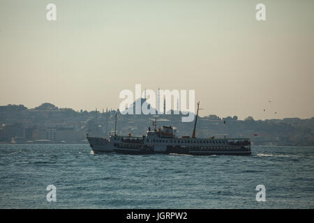 Öffentliche Verkehrsmittel Istanbul; Passagierschiff verbindet asiatische und europäische Teile der Stadt;  Goldene Horn Panorama im Hintergrund Stockfoto