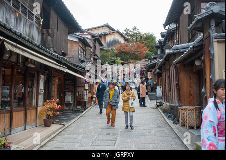 Kyoto, Japan - Touristen zu Fuß auf einer Straße im Stadtteil Gion Stockfoto