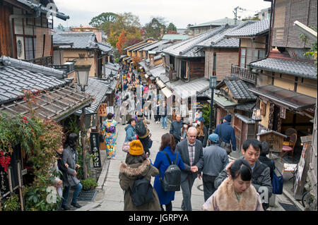 Kyoto, Japan - Touristen zu Fuß auf einer Straße zur Yasaka Pagode Stockfoto