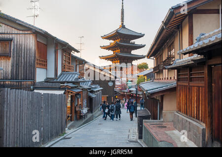 Kyoto, Japan - Gion Bezirk, Gasse mit Yasaka auf Hintergrund Stockfoto