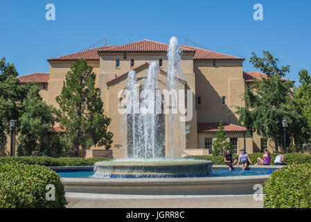 Eingang zum Campus der Stanford Universität vom Hof. Stanford University gehört zu den weltweit führenden Lehr- und Stockfoto