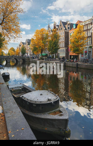 Amsterdam, Niederlande – 30. Oktober 2016: Boot am Kai des Kanals Oudezijds Voorburgwal in das Rotlichtviertel in der alten Stadt A Stockfoto