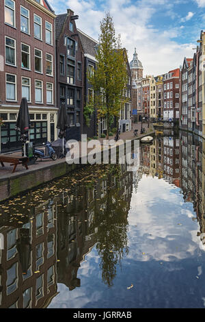 Amsterdam, Niederlande – 30. Oktober 2016: Die Grachtenhäuser entlang der Kreuzung des Kanals Oudezijds Achterburgwal in das alte Zentrum von Amsterdam Stockfoto