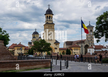 Stadt Alba Carolina Festung von Alba Iulia, Rumänien. Ansicht mit rumänischen orthodoxen Krönung Kathedrale und Kathedrale von St. Michael Stockfoto