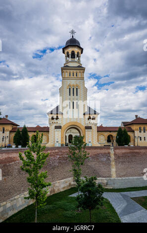 Glockenturm der Krönung Kathedrale der Heiligsten Dreifaltigkeit und Erzengel Michael und Gabriel in Stadt Festung von Alba Iulia, Rumänien Stockfoto