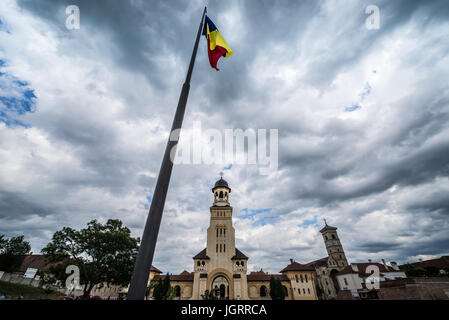 Flagge vor der Stadt Alba Carolina Festung von Alba Iulia, Rumänien. Ansicht mit rumänischen orthodoxen Krönung Kathedrale und Kathedrale von St. Michael Stockfoto