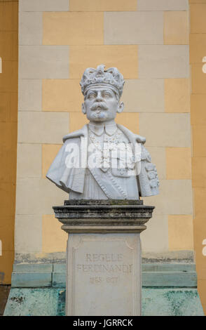 Ferdinand i. von Rumänien neben Eingang zur Kathedrale der Heiligsten Dreifaltigkeit in Alba Carolina Festung in Alba Iulia City, Siebenbürgen, Rumänien Büste Stockfoto