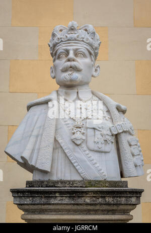 Ferdinand i. von Rumänien neben Eingang zur Kathedrale der Heiligsten Dreifaltigkeit in Alba Carolina Festung in Alba Iulia City, Siebenbürgen, Rumänien Büste Stockfoto