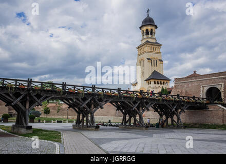 Stadt Alba Carolina Festung von Alba Iulia, Rumänien. Anzeigen mit Brücke zum vierten Tor und bell Tower der Krönung Dreifaltigkeitskirche Stockfoto