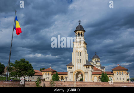 Bell Tower Ende Eingang bis hin zu komplexen Krönung Kathedrale der Heiligen Dreifaltigkeit in Stadt Alba Carolina Festung von Alba Iulia, Rumänien Stockfoto