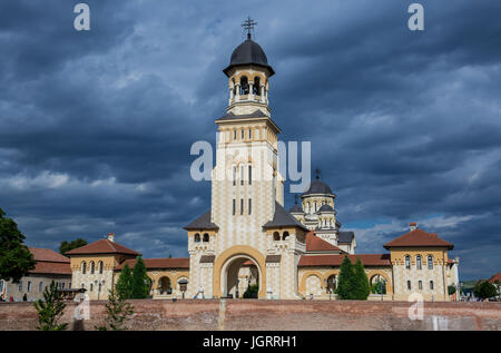 Bell Tower Ende Eingang bis hin zu komplexen Krönung Kathedrale der Heiligen Dreifaltigkeit in Stadt Alba Carolina Festung von Alba Iulia, Rumänien Stockfoto