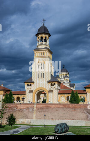 Bell Tower Ende Eingang bis hin zu komplexen Krönung Kathedrale der Heiligen Dreifaltigkeit in Stadt Alba Carolina Festung von Alba Iulia, Rumänien Stockfoto