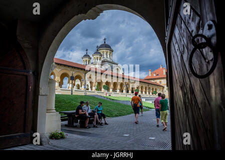 Krönung Kathedrale der Heiligsten Dreifaltigkeit gesehen vom vierten Tor von Alba Carolina Festung in der Stadt Alba Iulia, Rumänien Stockfoto