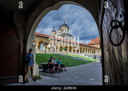 Krönung Kathedrale der Heiligsten Dreifaltigkeit gesehen vom vierten Tor von Alba Carolina Festung in der Stadt Alba Iulia, Rumänien Stockfoto