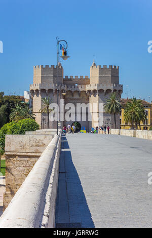 Menschen zu Fuß die Serranos Brücke gegenüber dem historischen Stadttor in Valencia, Spanien Stockfoto