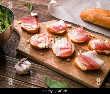 Baguette mit Speck und greens Stockfoto