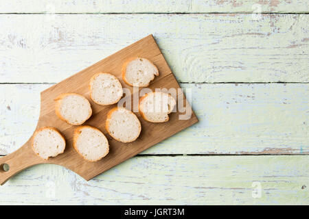 Geschnitten Brot auf Holztisch Stockfoto