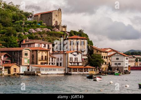 Malerische Aussicht auf das Fischerdorf von Pasajes de San Juan im Norden Spaniens. Stockfoto