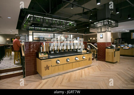 Das Interieur des Restaurants PRET A MANGER an der Penn Station in Manhattan, New York City. Es ist die erste Pret in der Kette mit einer Bar. Stockfoto