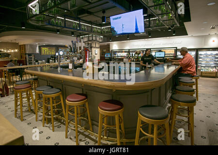 Das Interieur des Restaurants PRET A MANGER an der Penn Station in Manhattan, New York City. Es ist die erste Pret in der Kette mit einer Bar. Stockfoto