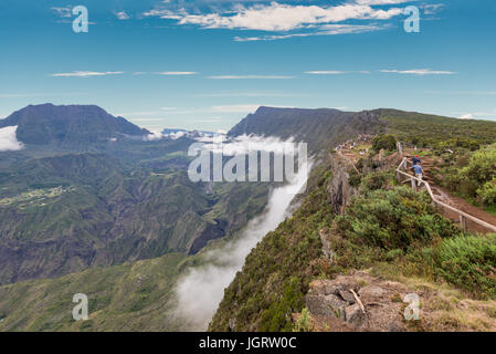 Piton Maido, La Réunion, Frankreich - 24. Dezember 2015: Touristen auf der Suche Maido mit Blick auf Cirque Mafate, Weltkulturerbe von UN Stockfoto