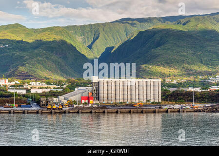 Le Port, La Réunion, Frankreich - 24. Dezember 2015: Große Getreidesilo (Getreide Terminal) auf der Insel La Reunion, französisches Übersee-department Stockfoto