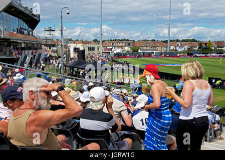 Die Menge an Frauen International Cricket an Bristol, Gloucestershire, England UK Stockfoto