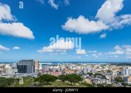 Skyline von Port Louis - gesehen von der Fort Adelaide entlang des Indischen Ozeans in der Hauptstadt von Mauritius Stockfoto
