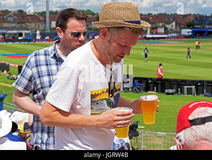 Zuschauer tragen Gläser Bier, Frauen International Cricket an Bristol, Gloucestershire, England UK Stockfoto