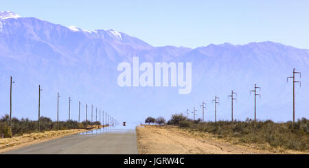 Route 74 mit den Bergen im Hintergrund. La Rioja, Argentinien. Stockfoto