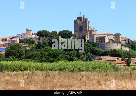 Panoramablick über Fluss Orb und Kathedrale St. Nazaire in Bezier, Languedoc-Roussillon, Frankreich. Stockfoto