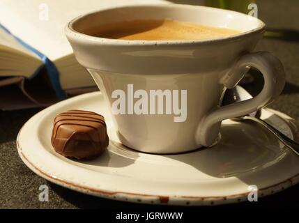Haben Sie einen heißen Kaffee beim Lesen eines guten Buches Stockfoto