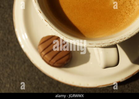 Eine heiße Tasse Kaffee mit Schokolade praline Stockfoto