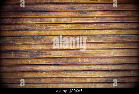 Hintergrund der alten braunen Holzbretter mit Lack überzogen. Stockfoto