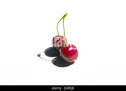 Halbe Walnüsse geschält auf weißem Hintergrund Stockfoto