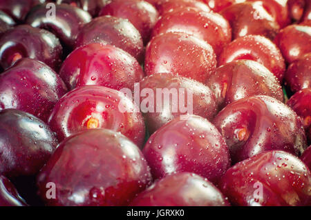 Nasse Reife rote Kirschen können als Hintergrund verwenden. Stockfoto