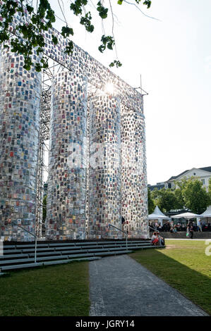 14 der Documenta in Kassel: Parthenon der Bücher von der Künstlerin Marta Minujin (Argentinien) auf dem Friedrichsplatz. Stockfoto