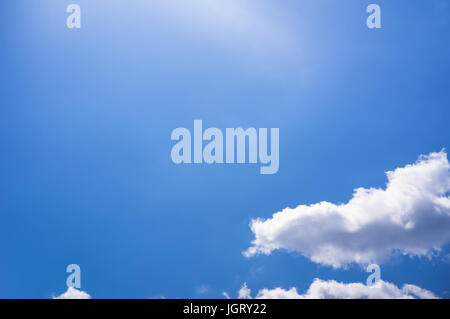 blauer Himmel mit Cloud Closeup. Schönen blauen Himmel mit eine kleine Wolke in der Ecke des Rahmens Stockfoto