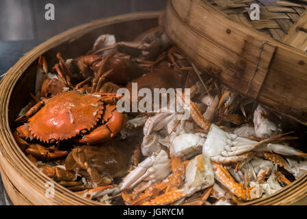 Dampf Crab in Kochen Meeresfrüchte Dampferkorb Stockfoto