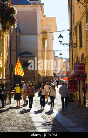 Alghero Altstadt schlendern Touristen durch eine Straße in der historischen Altstadt von Alghero, Sardinien. Stockfoto