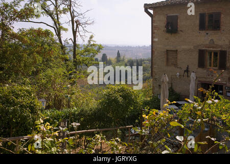 Blick nach Südosten über die Landschaft von Piazzetta della Madonna, San Gimignano, Provinz Siena, Toskana, Italien Stockfoto