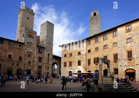 Piazza della Cisterna und die Türme Torre Grossa, Torri Degli Ardinghelli und Torre Rognosa, San Gimignano, Provinz Siena, Toskana, Italien Stockfoto